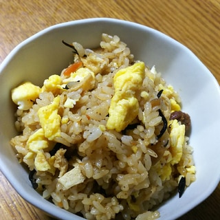 沖縄炊き込みご飯じゅーしーの炒り卵混ぜ